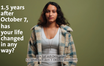 Eine junge Frau schaut in die Kamera